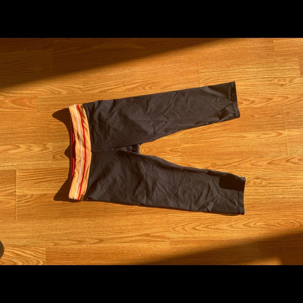 ALO Yoga orange and red band cropped capri black leggings size Medium